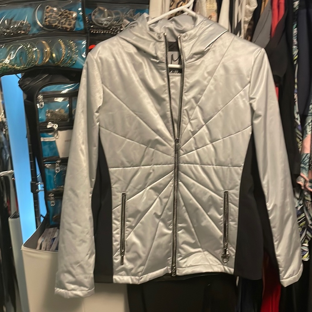 Ski Jacket Miller XS missing attached fur piece. Worn only on 2 ski trips.
